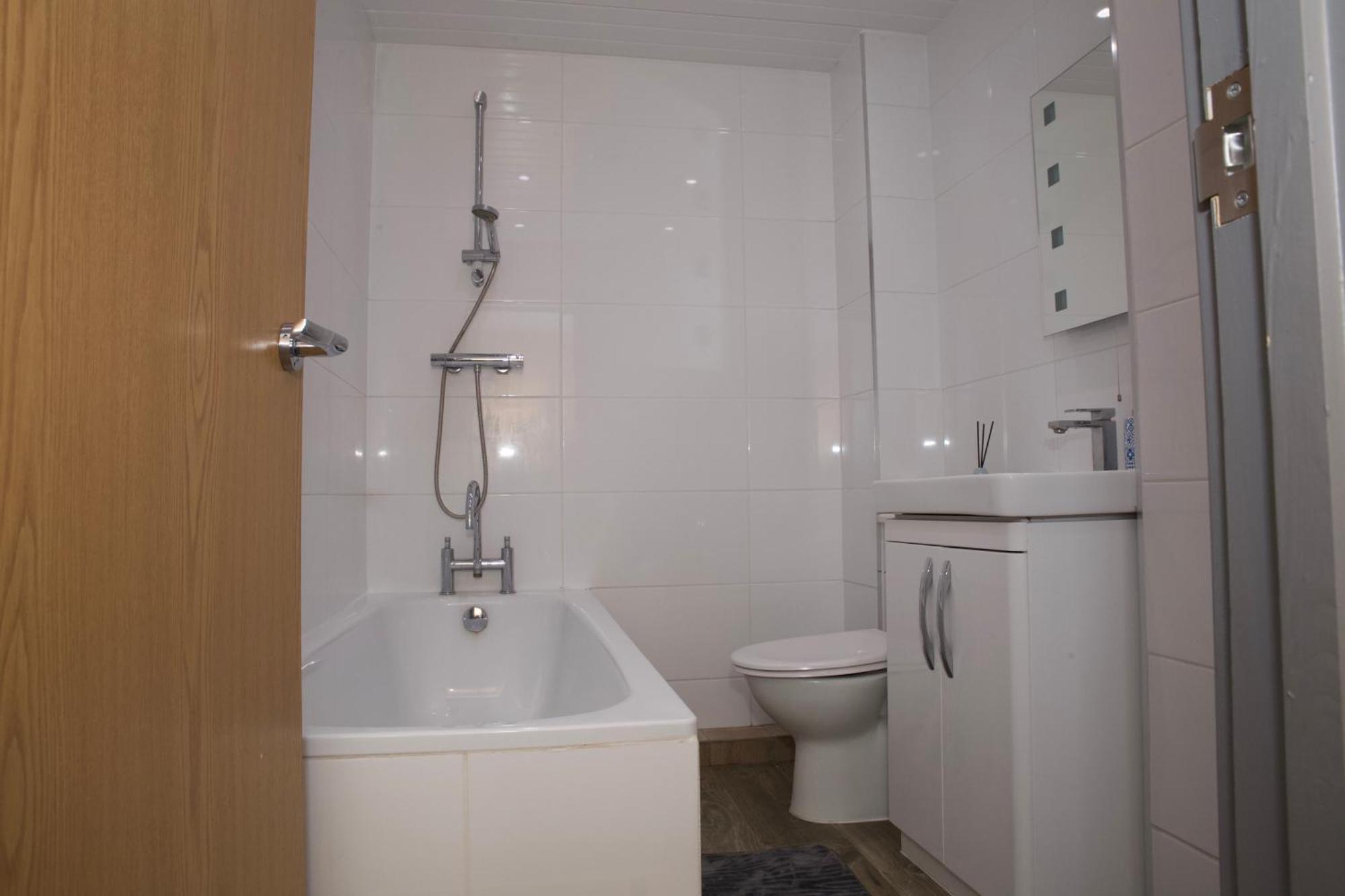 Spacious Modern 2 Bed Flat In City Centre Ридинг Экстерьер фото